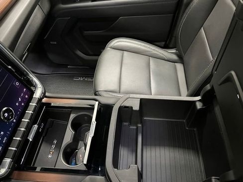Used 2025 GMC Yukon XL Denali AWD/4WD image 38