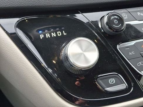 Certified 2024 Chrysler Pacifica Touring-L image 15