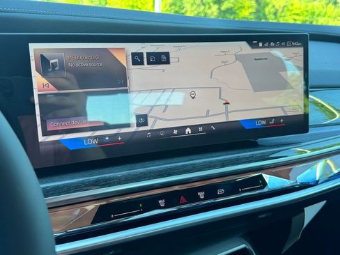 Used 2025 BMW 760i xDrive w/ Luxury Rear Seating Package image 8