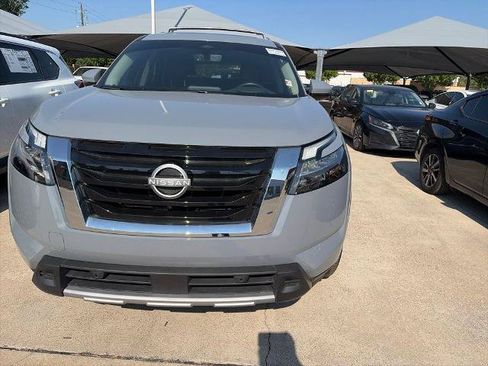 Certified 2025 Nissan Pathfinder Platinum FWD image 2