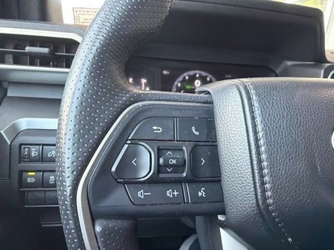 Used 2025 Toyota 4Runner SR5 AWD/4WD image 30