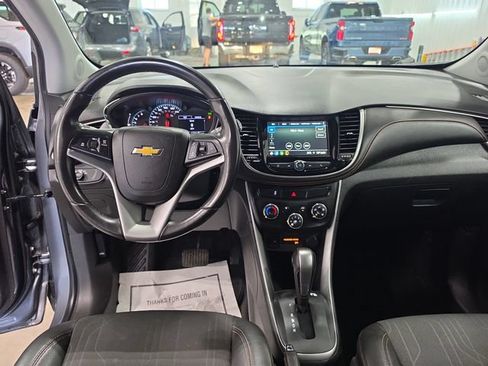 Used 2019 Chevrolet Trax LT w/ LT Convenience Package FWD image 9