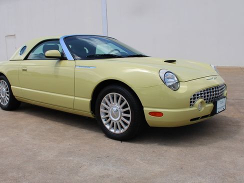 Used 2005 Ford Thunderbird RWD image 2