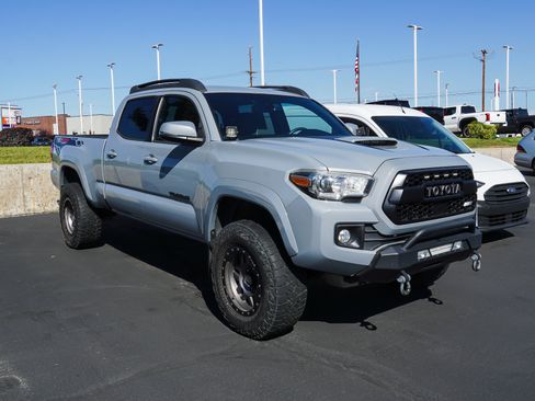 Used 2018 Toyota Tacoma TRD Sport w/ Technology Package AWD/4WD image 2