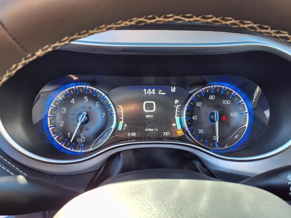 Used 2025 Chrysler Pacifica Limited FWD image 16