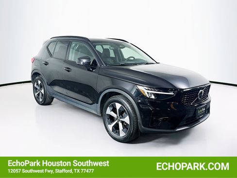 Used 2023 Volvo XC40 B5 Plus w/ Driver Assist Package AWD/4WD image 1
