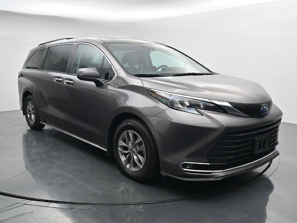 Used 2023 Toyota Sienna XLE w/ XLE Plus Package AWD/4WD image 2