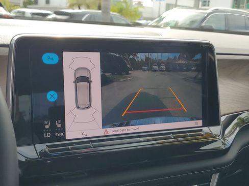 Used 2025 Volkswagen Atlas SE image 26