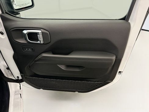 Used 2025 Jeep Wrangler Sahara image 32