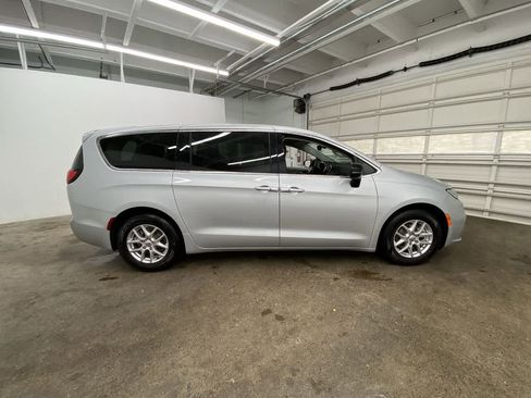 Used 2024 Chrysler Pacifica Touring-L FWD image 7