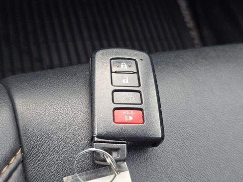 Used 2019 Toyota Highlander XLE image 27