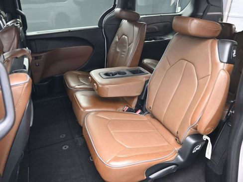 Used 2017 Chrysler Pacifica Limited FWD image 12