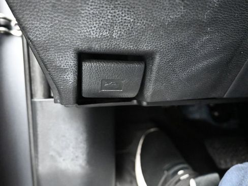 Used 2022 Toyota Tundra SR5 w/ SR5 Convenience Package image 34