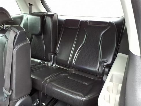 Used 2022 Kia Carnival LX image 9