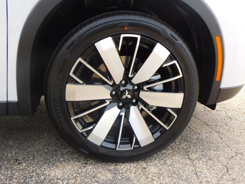 New 2025 Mitsubishi Outlander SE image 9