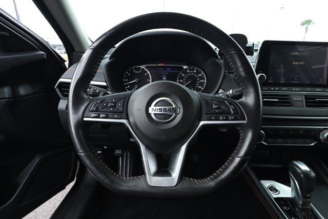 Used 2022 Nissan Altima 2.5 SR w/ Midnight Edition Package FWD image 11
