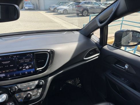 Used 2025 Chrysler Pacifica Select image 37