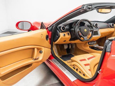 Used 2013 Ferrari California image 23