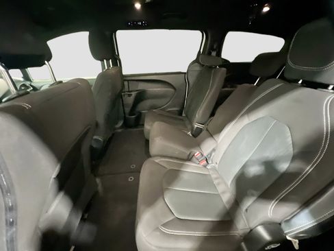 Used 2020 Chrysler Pacifica Touring w/ S Appearance Package image 17