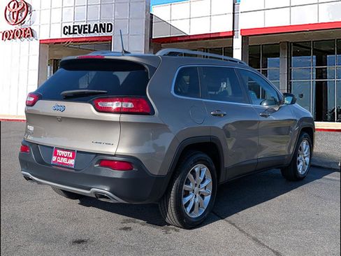 Used 2017 Jeep Cherokee Limited image 7