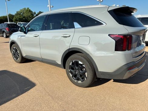 Used 2025 Kia Sorento S w/ Panoramic Sunroof Package FWD image 8
