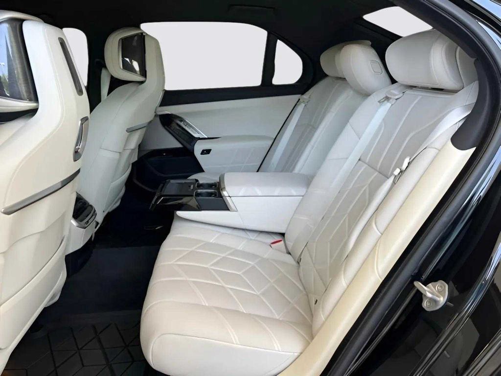Used 2024 BMW i7 xDrive60 AWD/4WD image 27