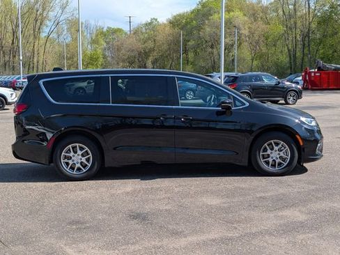 Used 2025 Chrysler Pacifica Select FWD image 6
