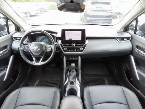 Used 2024 Toyota Corolla Cross XLE image 17