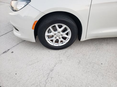 Used 2019 Chrysler Pacifica LX image 10