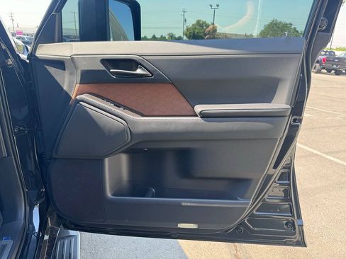 Used 2025 Lexus GX 550 w/ Accessory Package (31) AWD/4WD image 32