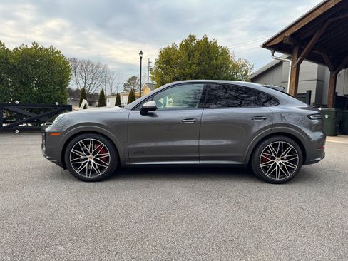 Used 2025 Porsche Cayenne GTS AWD/4WD image 6