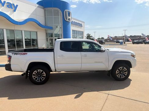 Used 2020 Toyota Tacoma TRD Sport w/ Technology Package AWD/4WD image 11