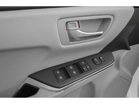 Used 2015 Toyota Camry SE w/ Moonroof Package FWD image 14