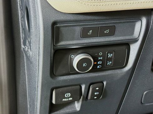 Used 2022 Ford Expedition Limited image 11