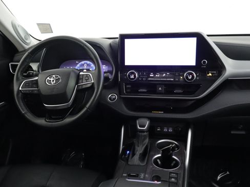 Used 2024 Toyota Highlander Platinum AWD/4WD image 2