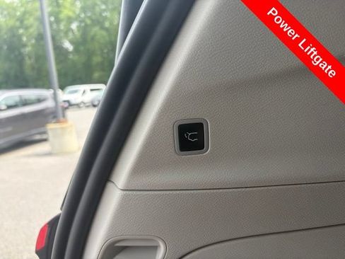 Used 2024 Chrysler Pacifica Touring-L FWD image 19