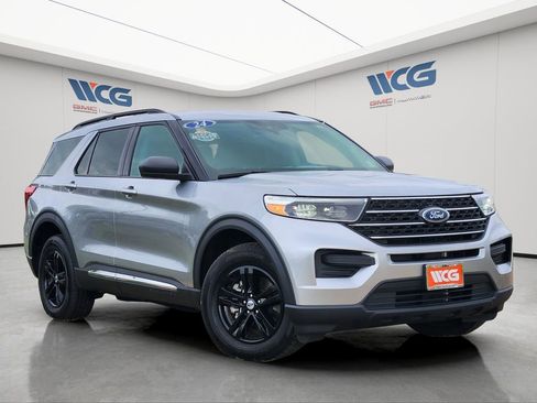 Used 2024 Ford Explorer XLT AWD/4WD image 2