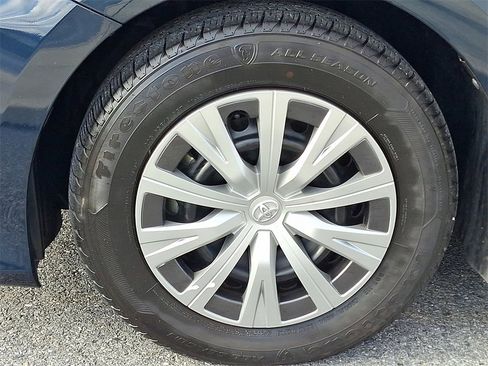 Certified 2021 Toyota Camry LE image 28