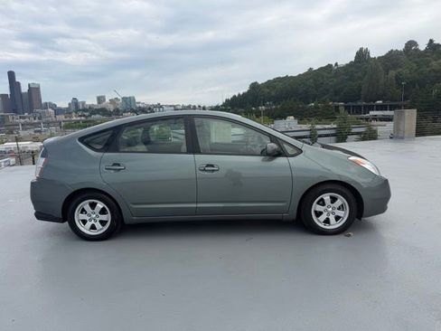 Used 2004 Toyota Prius FWD image 2