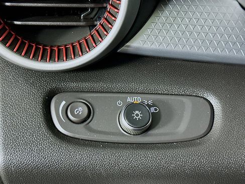 Used 2025 Chevrolet Trax RS w/ Sunroof Package image 16