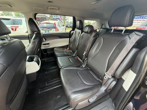 Used 2022 Kia Carnival LX FWD image 12