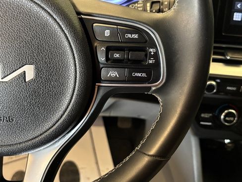 Used 2022 Kia Niro LXS image 11