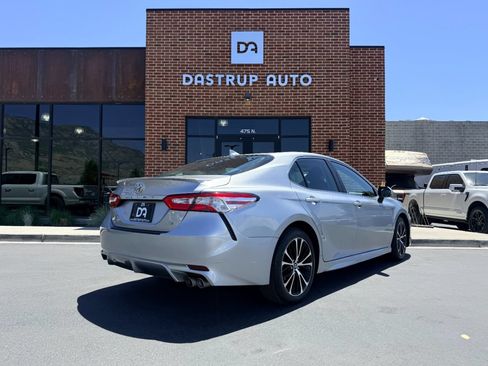 Used 2020 Toyota Camry SE w/ Convenience Package FWD image 7
