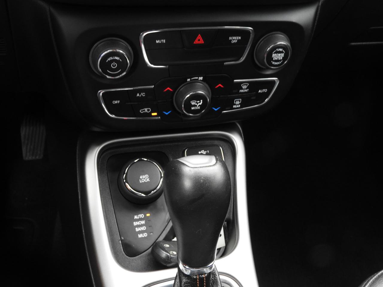 Used 2020 Jeep Compass Latitude AWD/4WD image 16