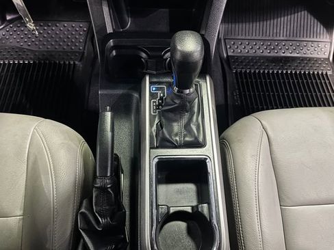 Used 2019 Toyota Tacoma SR5 AWD/4WD image 23