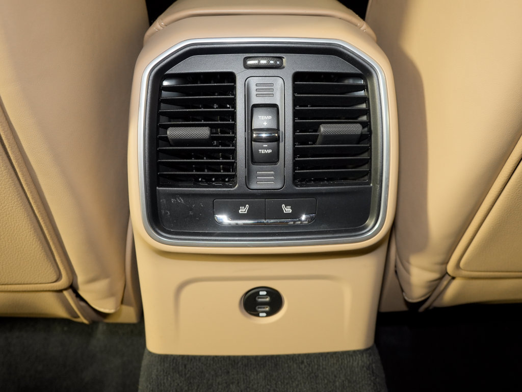 Certified 2023 Porsche Macan S AWD/4WD image 38