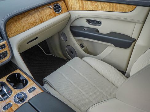 Used 2023 Bentley Bentayga AWD/4WD image 39
