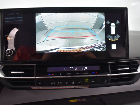 Used 2026 Toyota Sienna XLE FWD image 17