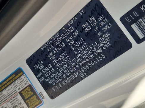 Used 2025 Kia Carnival FWD image 32