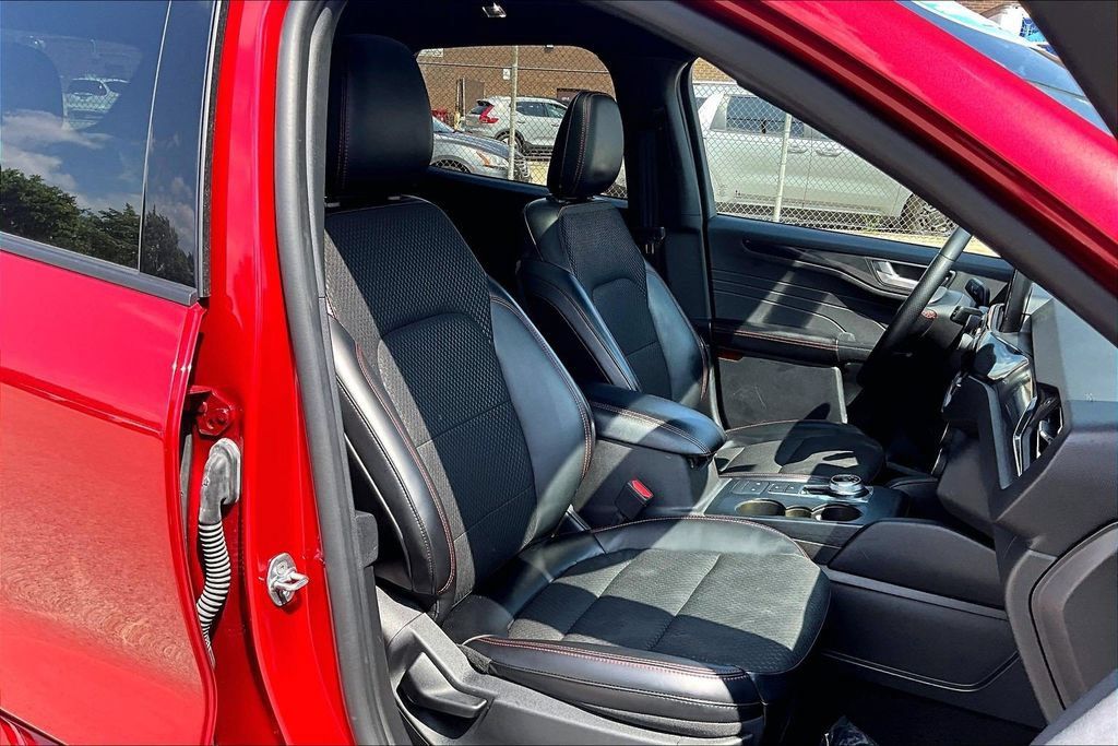 Certified 2024 Ford Escape ST-Line AWD/4WD image 7